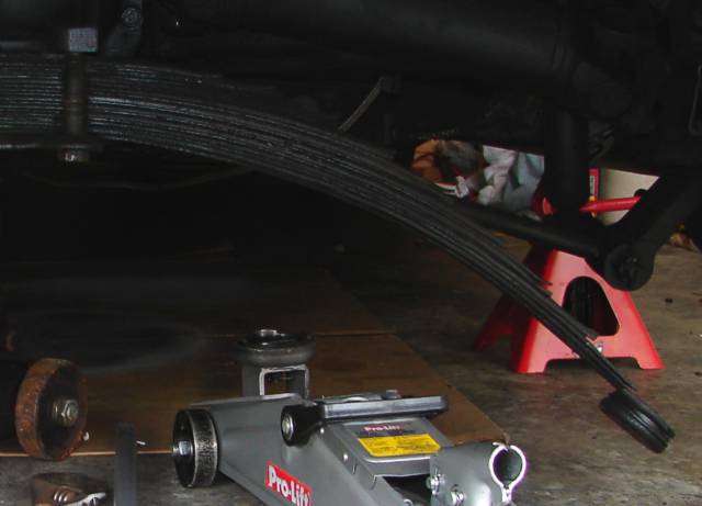 Rear leaf spring dropped after removing the spring bolt